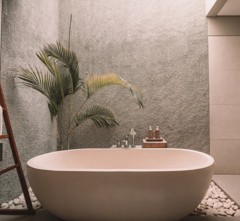 Ванная комната, с потрясающе красивой ванной, оформленной в аккуратном стиле 