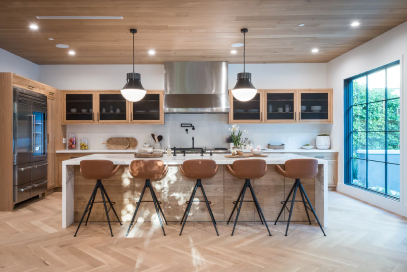 Аккуратно оформленная кухня с большим окном показывающий красивый вид на улицу