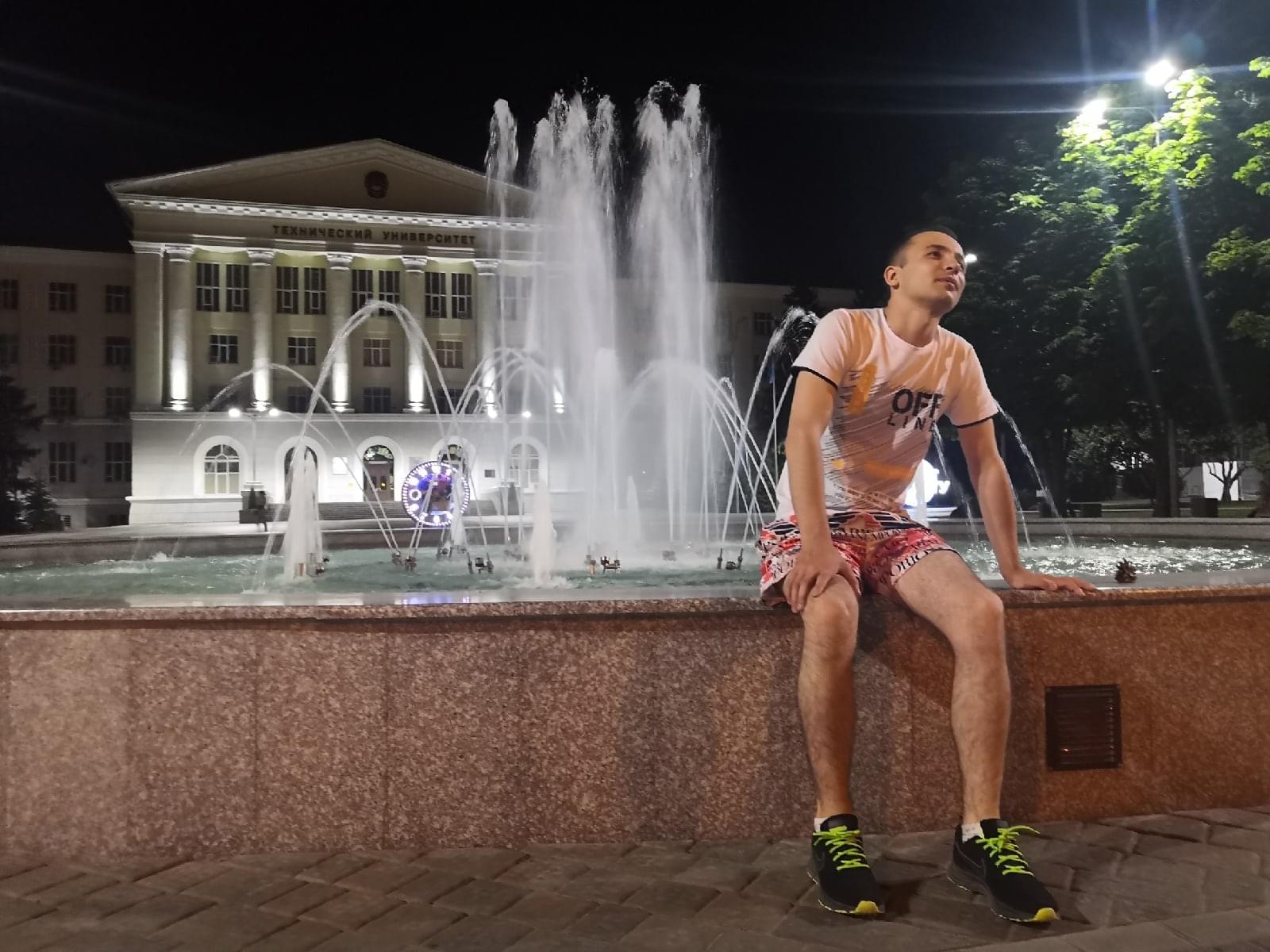 Я и фонтанчик около ДГТУ